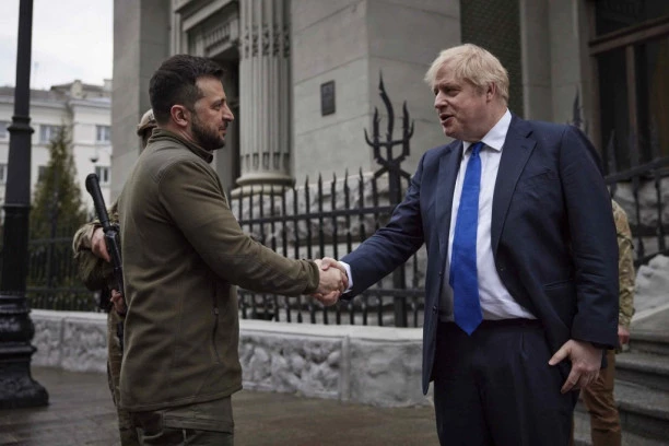 TI SI HEROJ, SVI TE VOLE! Džonson uputio Zelenskom emotivne reči nakon ostavke!