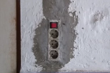 HIT! Evo kako jedan MAJSTOR iz Srbije postavlja PRODUŽNI KABL! Smeh do suza! (FOTO)