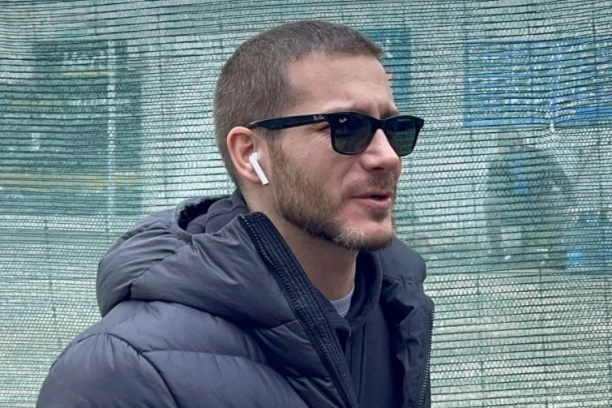 Saša Kovačević se OPARIO u inostranstvu: Pevač UHVAĆEN na aerodromu, a u OVO su svi GLEDALI! (VIDEO)