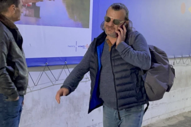POZIV koji je promenio sve: Aca Lukas BESNEO po aerodromu, a onda se desio PREOKRET! (VIDEO)