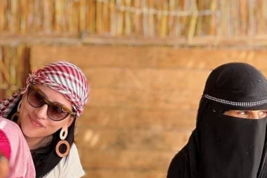 POSLANICA POSETILA BEDUINSKO SELO! Dubravka važi za jednu od NAJLEPŠIH žena u našoj politici, a njene najnovije slike će vas ODUŠEVITI! (FOTO)