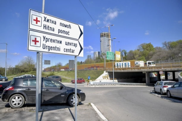 EVO U KAKVOM JE STANJU DEČAK NA KOG JE PAO FUDBALSKI GOL: Prevezen je u Urgentni centar