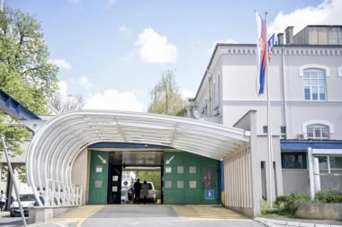 UBADALA SE NOŽEM U GRUDI I VRAT: Žena pokušala samoubistvo u Urgentnom centru u Beogradu