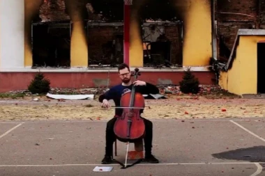 MUZIKA JE SVE ŠTO MU JE OSTALO: Ukrajinac drži solo koncerte po razrušenom Harkovu - pomozite nam da obnovimo grad! (FOTO, VIDEO)