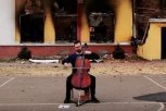 MUZIKA JE SVE ŠTO MU JE OSTALO: Ukrajinac drži solo koncerte po razrušenom Harkovu - pomozite nam da obnovimo grad! (FOTO, VIDEO)