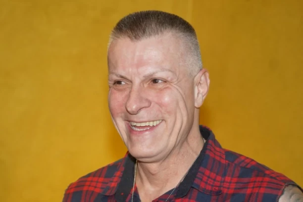 OVO JE ŽENA ĐORĐA DAVIDA: Godinama je krije od očiju javnosti, a priča se da imaju ČUDAN odnos! (FOTO)