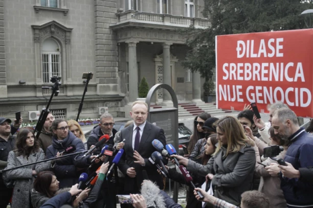"BIO RAD DA ME SASLUŠA, VAŽNO DA SE FORMIRA STABILNA VLAST I SRBIJA NAPREDUJE": Đilas nakon sastanka sa Vučićem