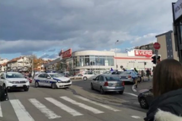 SUDAR POLICIJSKOG I PUTNIČKOG AUTOMOBILA NA ŽARKOVU! Ima povređenih! (VIDEO)