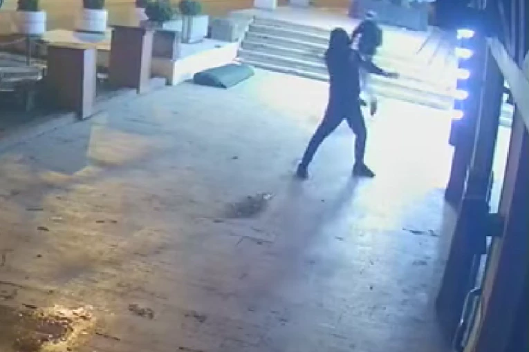 VANDALIZAM! Nepoznati počinioci POLUPALI lokale u Vranju! (VIDEO)