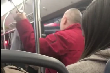 RASPEVANI PUTNIK! "Ti si moja čokolada" začulo se u autobusu 83! (VIDEO)