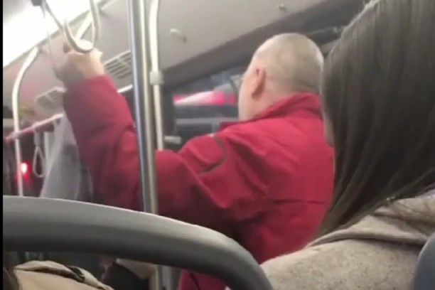 RASPEVANI PUTNIK! "Ti si moja čokolada" začulo se u autobusu 83! (VIDEO)