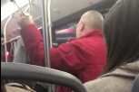RASPEVANI PUTNIK! "Ti si moja čokolada" začulo se u autobusu 83! (VIDEO)