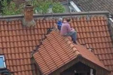 DA SE ČITAV NAJEŽIŠ: Otac popeo trogodišnje dete na krov
