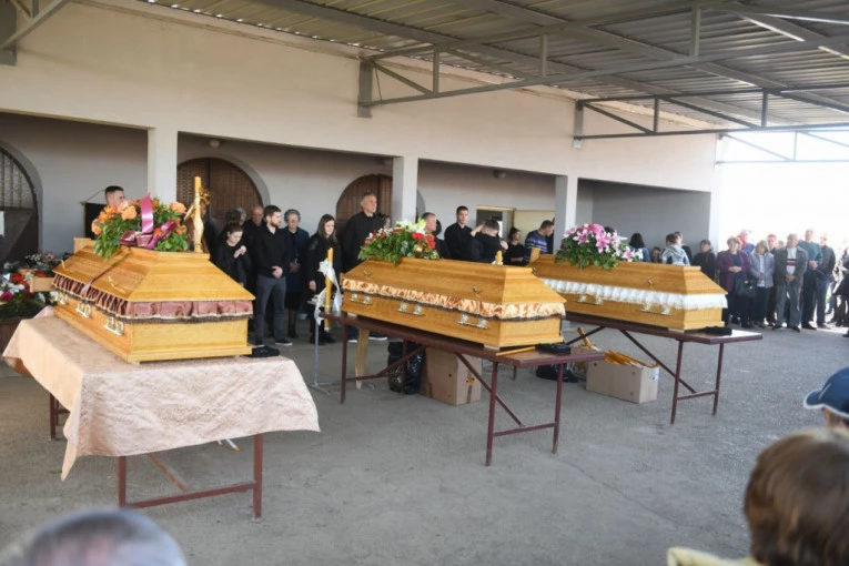 ATENICA ZAVIJENA U CRNO! 300 ljudi se okupilo da isprati porodicu Glišović na večni počinak (FOTO, VIDEO)
