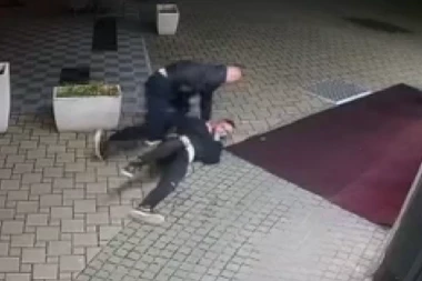 PROLAZNICI STOJE DOK NASILNIK MLATI MLADIĆA! Napadač pušten da se brani sa slobode! (UZNEMIRUJUĆI VIDEO)