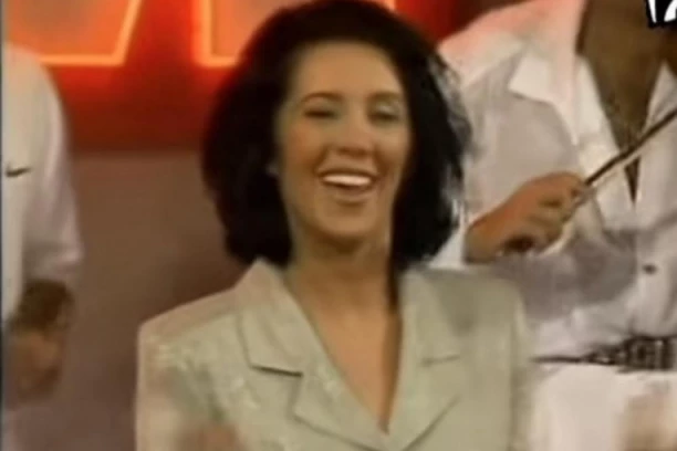 BILA JE NAJLEPŠA PEVAČICA, A ONDA JE UŠLA U SEKTU, MORALA DA PROMENI IME: Život joj se RASUO u komade, a svi su je zvali ŽENSKI LUKAS!