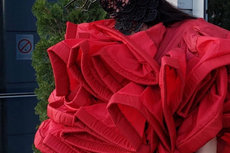 Ko je devojka sa slika?