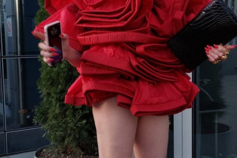 Ko je devojka sa slika?