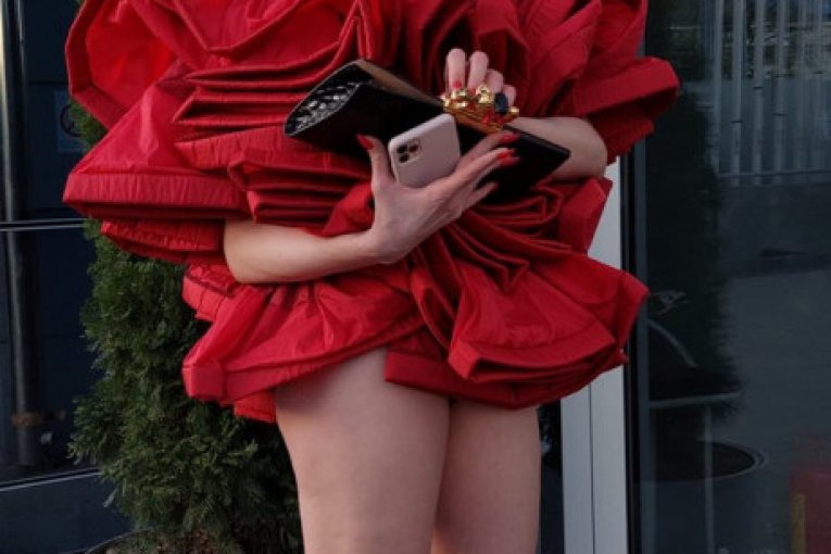 Ko je devojka sa slika?