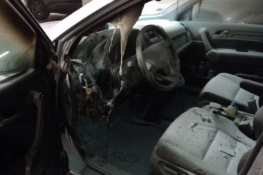 DRAMA U GARAŽI NA OBILIĆEVOM VENCU! Zapalio se automobil, zaposleni gasili POŽAR! (FOTO)