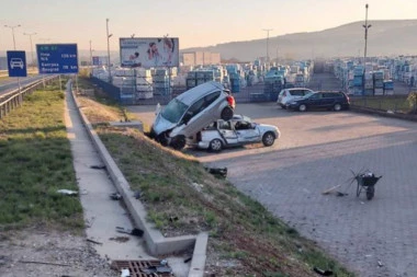 AUTOMOBIL SLETEO S PUTA I ZAVRŠIO NA KROVU DRUGOG VOZILA: Nesvakidašnja nezgoda u Žirovici kod Kragujevca