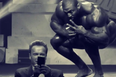 AMERIKA U SUZAMA! Iznenada PREMINUO od srčanog udara!