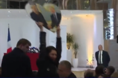 Hitno prekinuta konferencija za štampu MARIN LE PEN! Obezbeđenje oborilo ženu na pod, a evo i šta je uradila! (VIDEO)