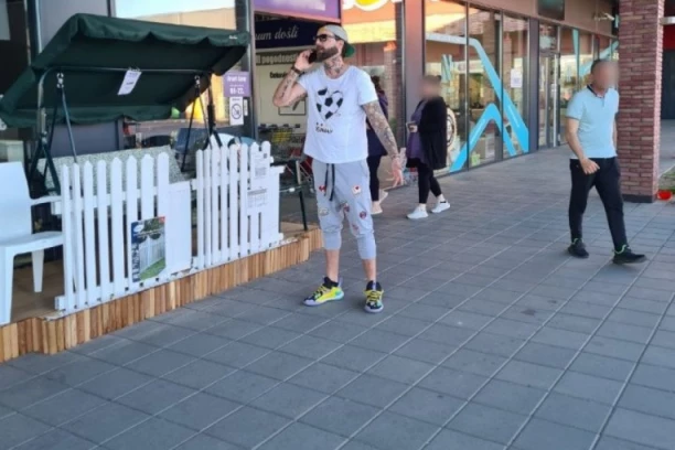NALETELI SMO NA DISKVALIFIKOVANOG ZADRUGARA NA ULICI, IMAO JE PORUKU ZA ŠA: Čekam te kad izađeš, da porazgovaramo ti i ja! (PAPARACO FOTO)