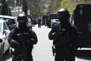 SNIMCI HAPŠENJA DARKA ŠARIĆA! Policija DUGIM CEVIMA opkolila vilu narko bosa! (VIDEO)