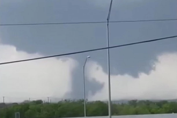 TORNADO OPUSTOŠIO TEKSAS: Prevrtao vozila kao da su od papira, razorene kuće (VIDEO)