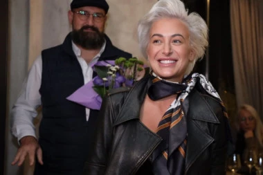 Dušica Jakovljević UHVAĆENA u gradu, voditeljka SAMA sedi i radi OVO! Neverica! (VIDEO)