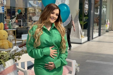 Jelena Kostov spremna za mezimicu, naslednik odredio IME! Pevačica iznenadila: Ne nedostaje mi pevanje!
