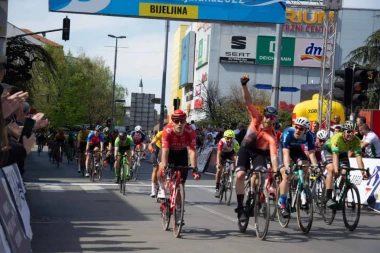 Fortin obukao žutu, Kalaba plavu majicu u Bijeljini