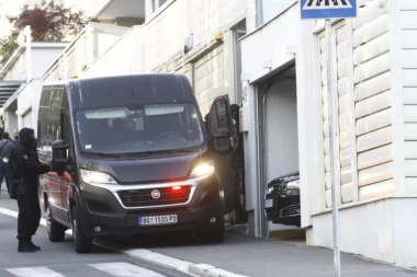 ŠARIĆ IZVEDEN IZ VILE NA DEDINJU! Više od 5 vozila u koloni pod rotacijama uputilo se ka SBPOK (FOTO)