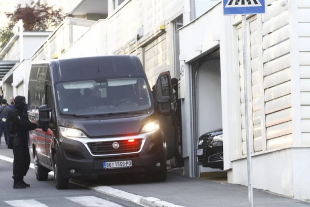 ŠARIĆ IZVEDEN IZ VILE NA DEDINJU! Više od 5 vozila u koloni pod rotacijama uputilo se ka SBPOK (FOTO)