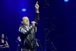Aca Lukas IZAŠAO NA BINU: Pevač je ovom pesmom započeo KONCERT, publika u transu (VIDEO)