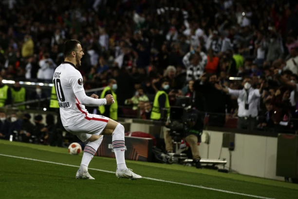 BRILJANTNI KOSTIĆ POKORIO NOU KAMP! Ajntraht NA KRILIMA Srbina NOKAUTIRAO Barselonu - ČUDO u Ligi Evrope! (VIDEO)