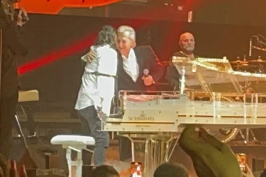 DUBOK NAKLON i PESMA ZA MAJKU: Aca Lukas i Miroslav Ilić zajedno na sceni, pevač je OVE REČI posvetio svom prijatelju