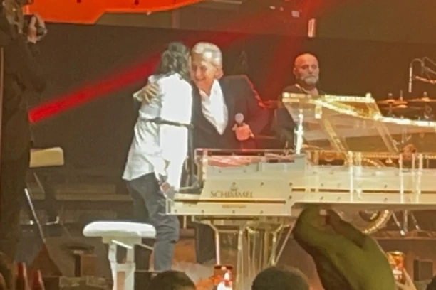 DUBOK NAKLON i PESMA ZA MAJKU: Aca Lukas i Miroslav Ilić zajedno na sceni, pevač je OVE REČI posvetio svom prijatelju