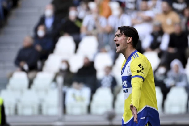 NIJE MU NI MALO LAKO: Vlahović na meti pristalica torinskih crno-belih! Hoće li mu sada doći glave? (FOTO)