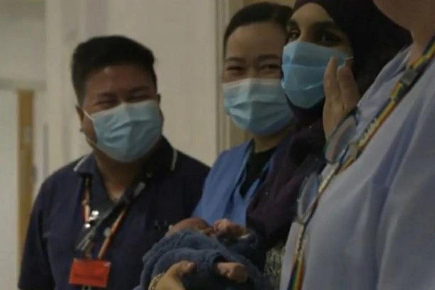 OTIŠLA U TOALET I VIDELA BEBINU RUKU KAKO VIRI IZ WC ŠOLJE! Neverovatna priča obišla svet!