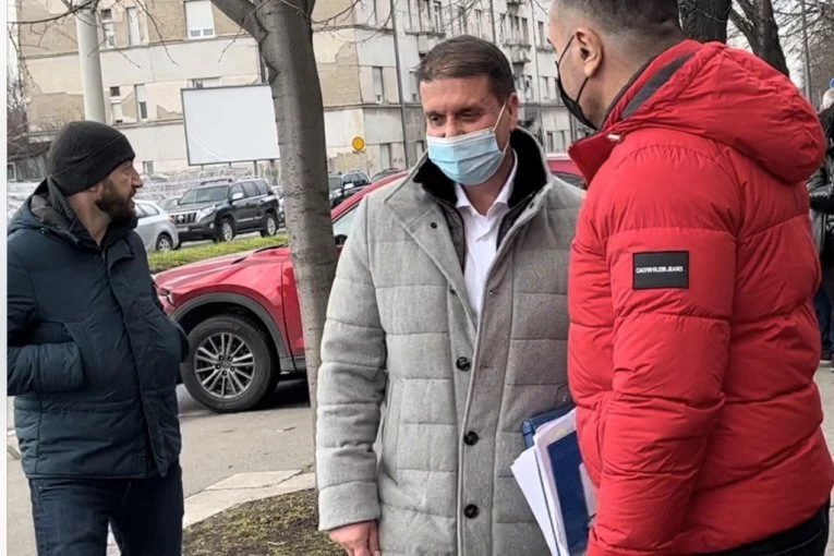 KONSILJERE I MAFIJAŠKI ADVOKAT LJUBIO ŠARIĆA U GLAVU USRED JAVNOSTI! U Šarićevoj vili na Dedinju od decembra kovali planove za prikrivanje ubistva i drugih zlodela! (FOTO, VIDEO)