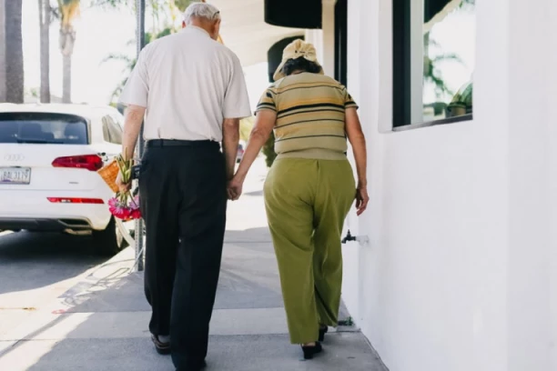 UPOZNAJTE PAR KOJI NIKAD NIJE BIO S DRUGIM PARTNEROM! Njihova priča dira pravo u srce, a tek ova scena! (FOTO)