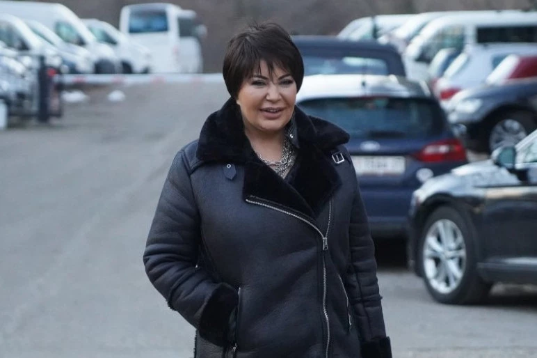 NAŠA PEVAČICA SAHRANILA MUŽA, PA ZAVRŠILA NA ULICI: Išla bez garderobe i VRIŠTALA, izbacili je sa detetom