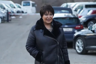 NAŠA PEVAČICA SAHRANILA MUŽA, PA ZAVRŠILA NA ULICI: Išla bez garderobe i VRIŠTALA, izbacili je sa detetom