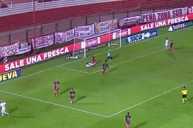 OVO JE NEVIĐENO DO SAD: Potpuno BIZARNA situacija na utakmici u Argentini! (VIDEO)