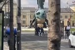 MASOVNA TUČA U BEOGRADU: Grupa mladića se potukla kod spomenika Stefanu Nemanji (VIDEO)