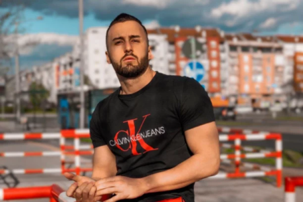 Prvi dinar zaradio u NJIVI, roditeljima je u suzama poručio JEDNO: Ispovest našeg pevača tera suze na oči, svi su mu okrenuli leđa!