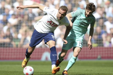 TAKO SE OSTAJE BEZ LIGE ŠAMPIONA: Pevci OČERUPANI usred Londona! (VIDEO)