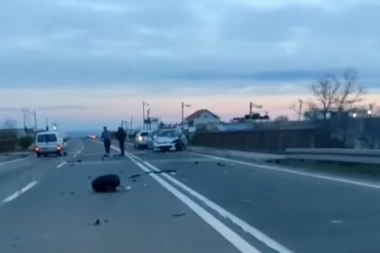 LANČANI UDES KOD RUŠNJA: Srča i delovi automobila svuda po putu (VIDEO)
